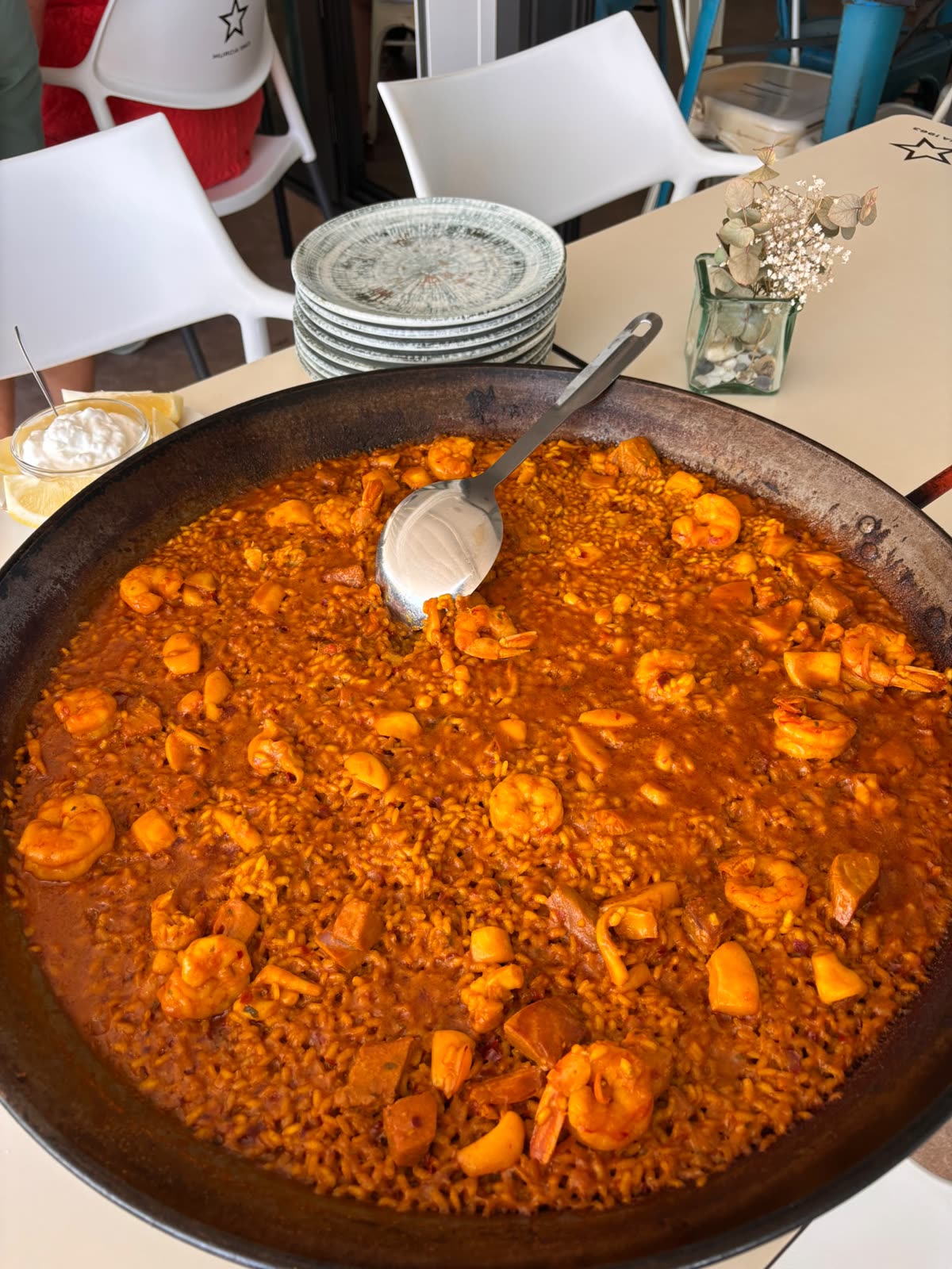 Arroz a banda con gambas en paellera